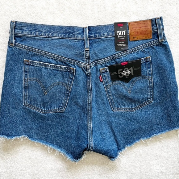 LEVI’S 501 NWT PREMIUM DENIM SHORTS WOMEN’S SIZE 34 Distressed High Waist - Picture 2 of 7
